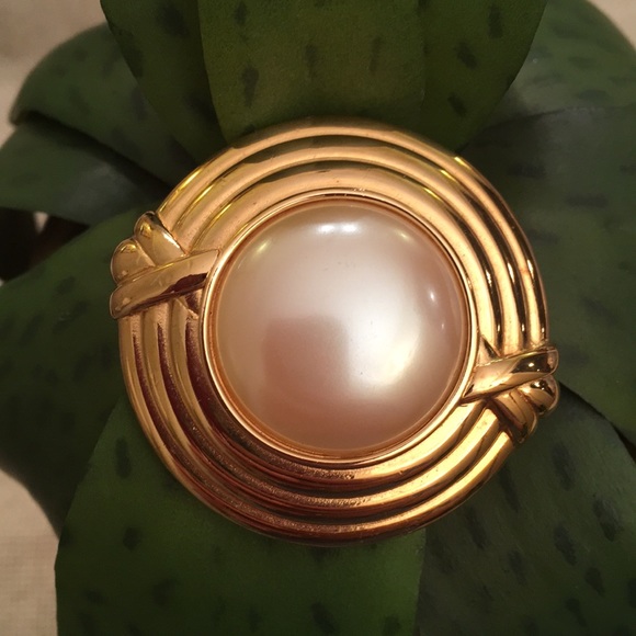 VTG MONET Goldtone Framed Pin Faux Pearl Center - Picture 9 of 15